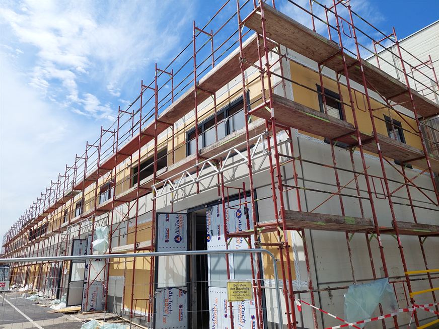 Modernes Hotel aus Holz mit Pool in den Bergen